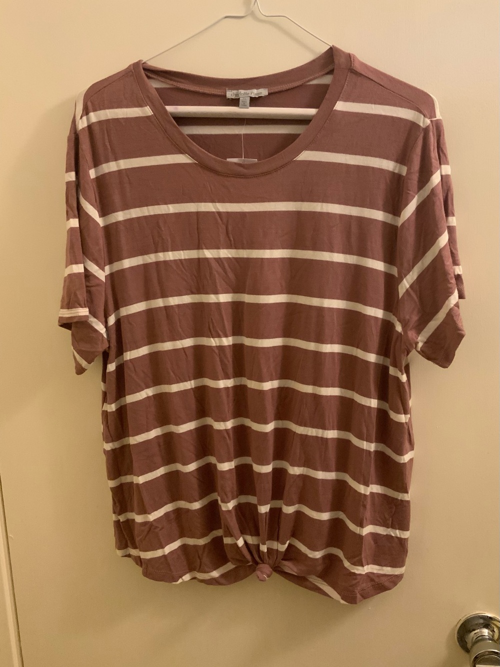 Charlotte Russe Mauve-and-White Striped Short Sleeve Twist-Hem Top